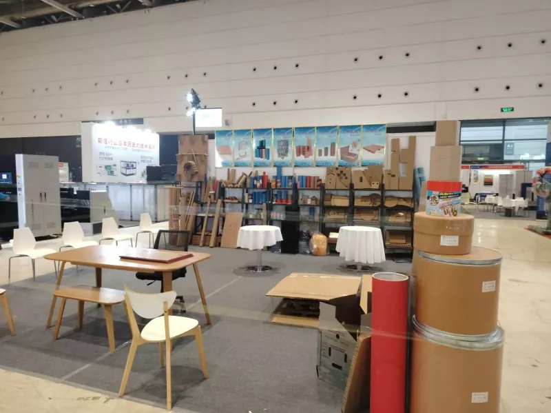 Yilida își face debutul la expoziția Hongdao